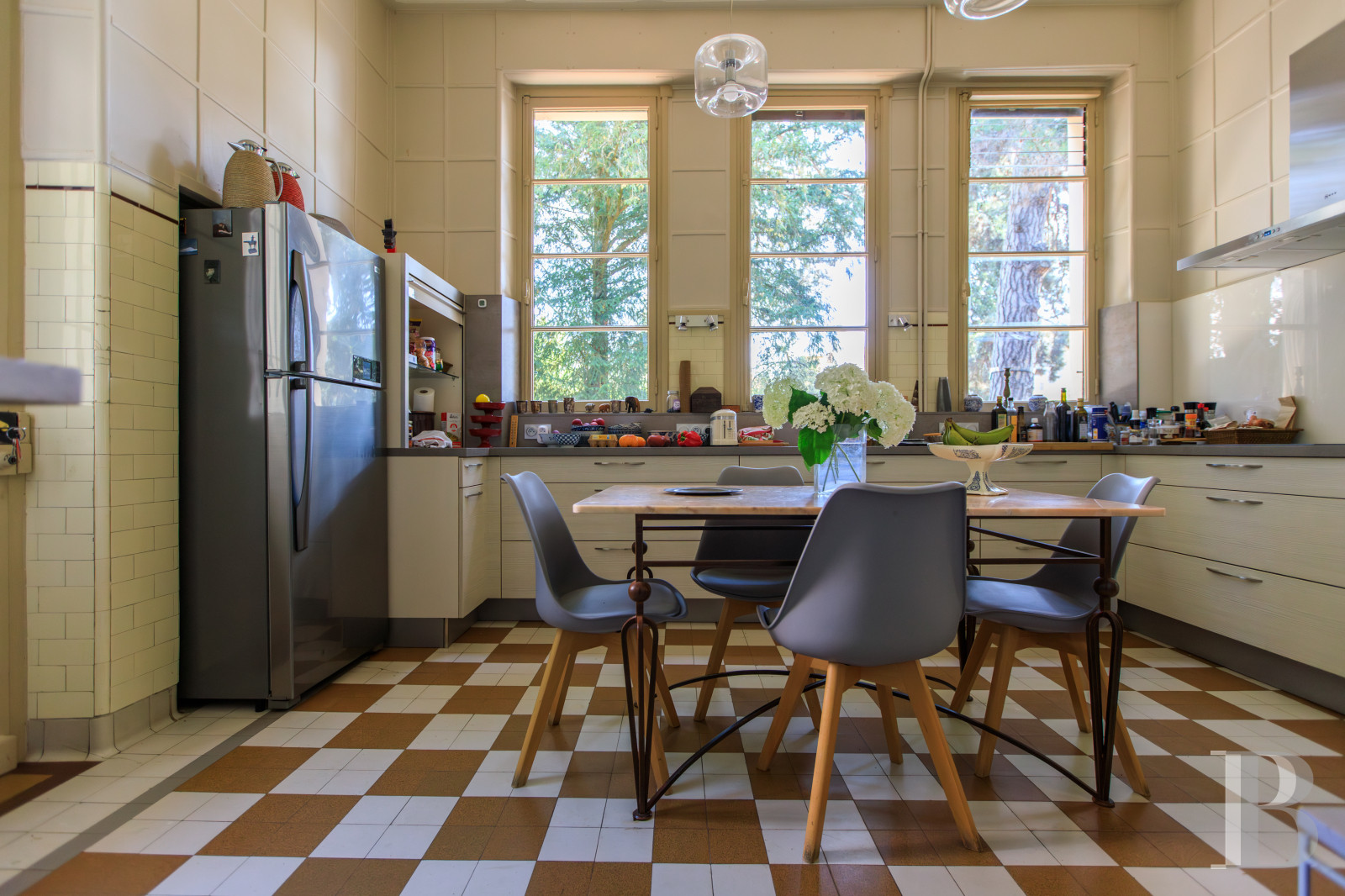 En Saône-et-Loire, à Mâcon, une villa et son jardin entièrement de style Art déco - photo  n°17